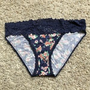 Aerie Shine Floral Runched-back Bikini undies with Navy Blue Lace size Large.